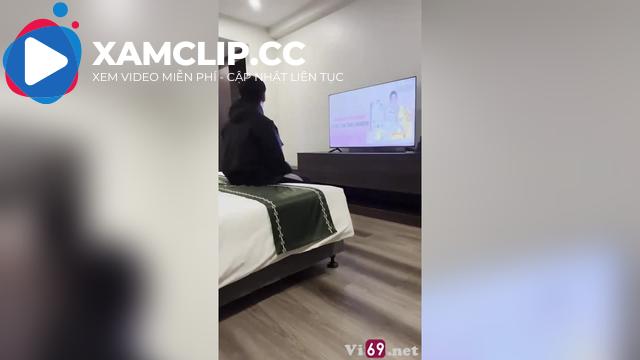 Đi học về bé kính cận mặc đồng phục trường lao vội vào vòng tay anh trong khách sạn