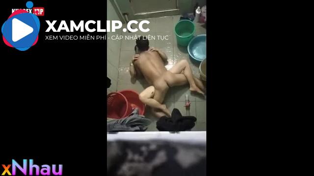 Hai vợ chồng chịch trong nhà tắm càng dập vợ càng ra nước