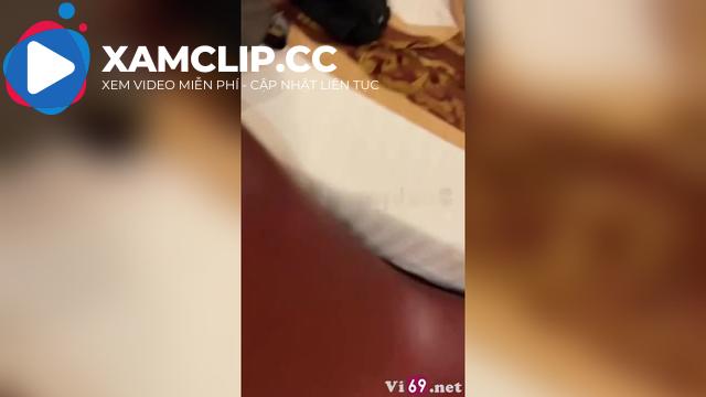 Kéo váy qua đầu lút cán với em giáo viên mầm non sau giờ lên lớp