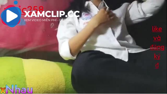 Em học sinh mới đi học về nứng lồn quá nên thủ dâm cho bớt ngứa lồn