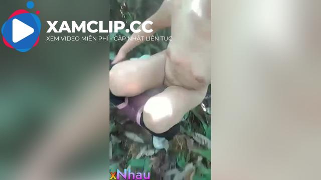 em hàng bím múp không lông ra sau vườn ngồi thủ dâm cho mát