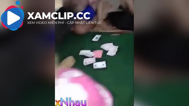 Gái xinh bị đám bạn dụ chơi đánh bài lột đồ #1