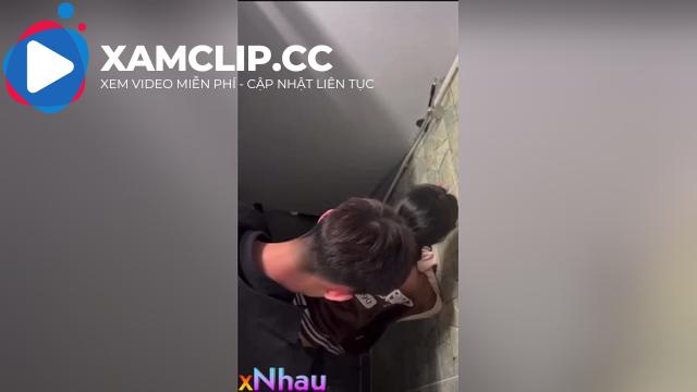 Đang đi trung tâm thương mại nứng quá dắt nhau wc địt cho thoả mãn
