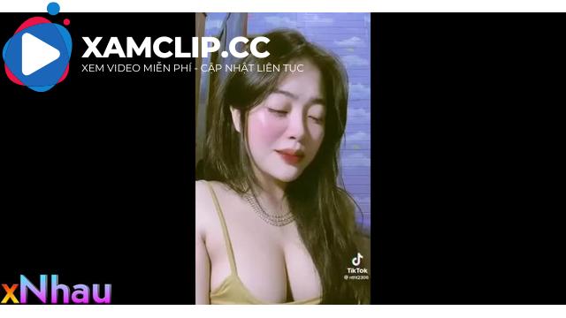 Em học sinh cấp 3 có thân hình nóng bỏng