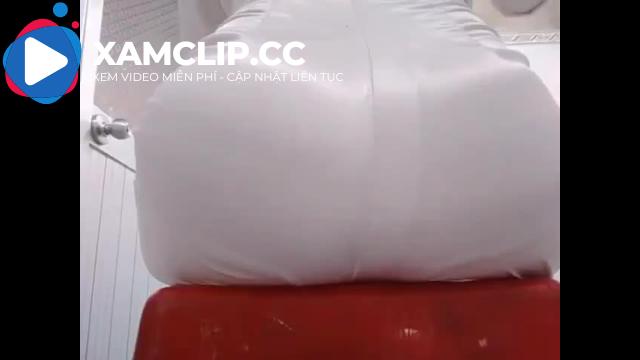 Quay lén con bạn lớp trưởng áo dài mông to