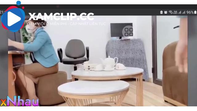 Em nhân viên chăm sóc khách hàng thân hình nóng bỏng