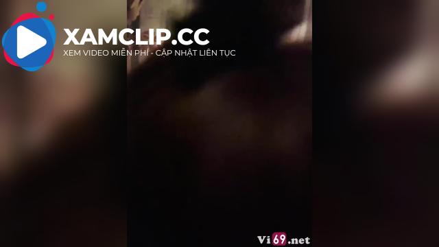 Em tập trung mút đi để anh quay phim gửi cho chồng em