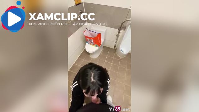 Lén lút trong nhà vệ sinh nam siêu thị em mút chùn chụt như chết đói