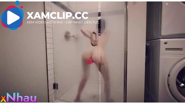 Quay lén mẹ đi tắm nhưng quên chưa khoá cửa