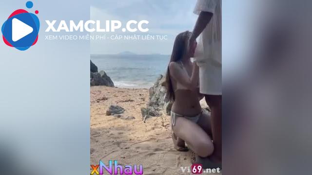 Chill trên bãi cát cùng em gái xinh