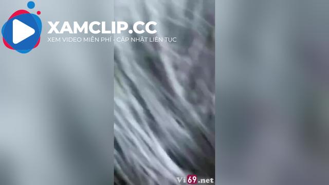 Bất ngờ mở cửa vào tắm chung với cô bạn thân