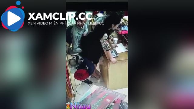 Chồng check. Cam thấy vợ địt nhau với trai ở ngoài cửa hàng