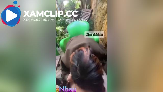 Public thanh niên ngồi đối diện xem bú cu và sục cặc