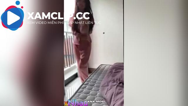 bà chị vào phòng thằng e cởi áo lót khoe vú