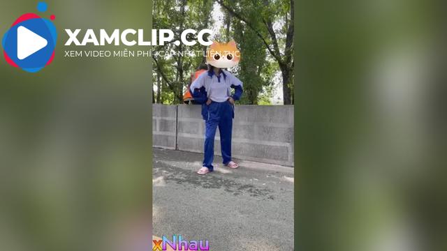 Em học sinh mê public ở trường học sau lưng bác lao công