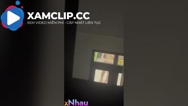 Em gái show hàng trước gương