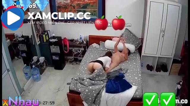 Vợ đi công tác chồng dẫn gái về nhà địt bị vợ check cam thấy
