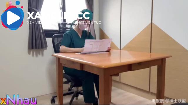Y tá giúp bệnh nhân lấy tinh dịch cực kích thích