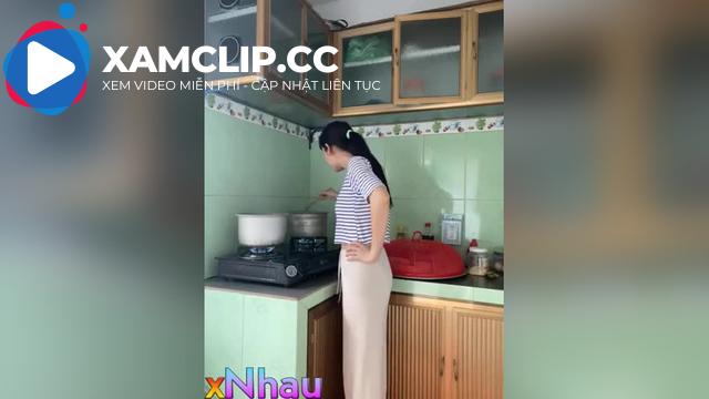 Cô Nội Trợ Show Vú Kiếm Tiền Trên App Sex
