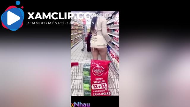 Em gái phô dâm trong siêu thị bị người lạ phát hiện