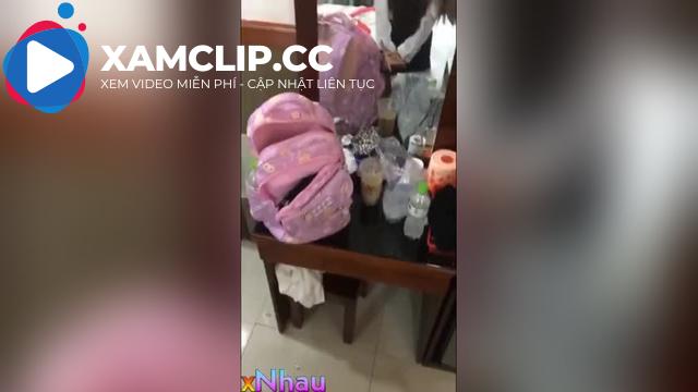 Đi đón con tranh thủ gặp người yêu chút