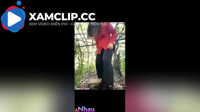 Em gái ra vườn móc lồn vì sợ bố mẹ biết và cái kết