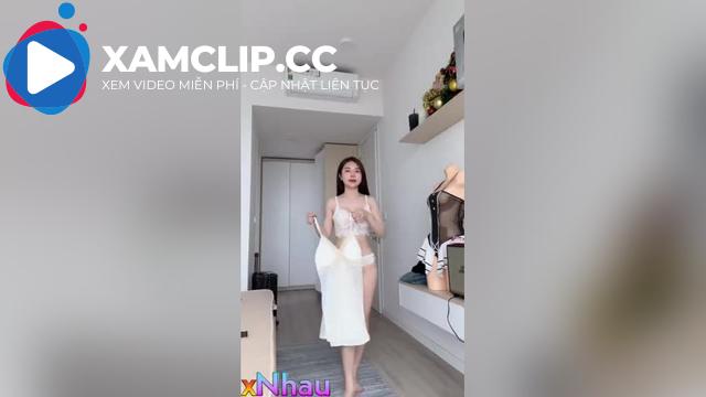 Clip Sex Đan Phượng Shop 98 Khoe Khe Lồn Sạch Sẽ Không Lôngg