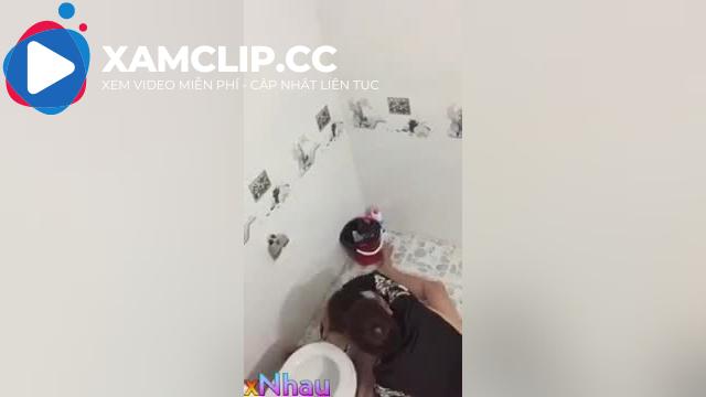Đi Họp Lớp Bị Đứa Bạn Nó Tụt Quần Địt Trong Nhà Vệ Sinh