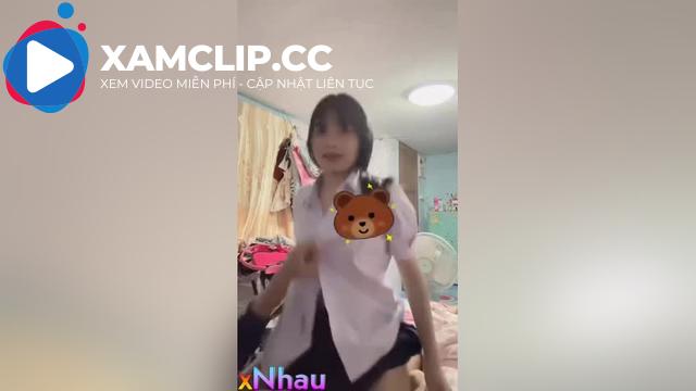 Địt em học sinh mới lớn nứng lồn mới đi học về chưa kịp cởi đồ