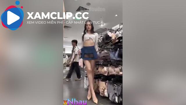 Đang show hàng public trong siêu thị thì bị phát hiện rồi móc lồn