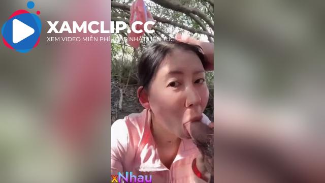Đang đi dã ngoại thì nứng quá bắt em gái bú cặc rồi địt cho bớt nứng