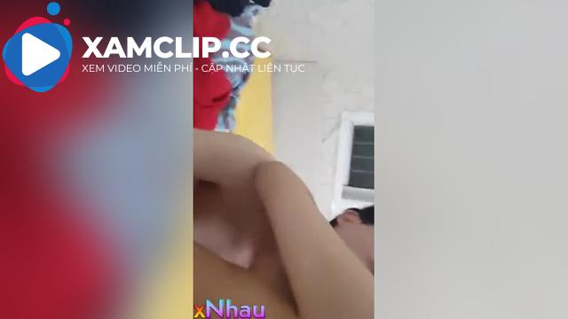 Ba mẹ vắng nhà anh trai liền lôi e gái ra djt
