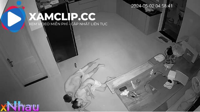Bố Dượng Đang Địt Chị Gái Thì Em Gái Trong Phòng Bước Raa