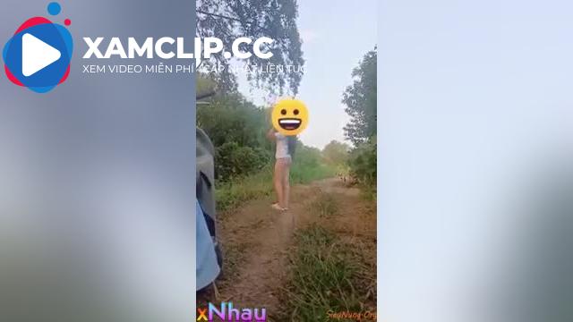Đi chơi dã ngoại bắt em gái cởi quần ra quay show lồn rồi mới địt