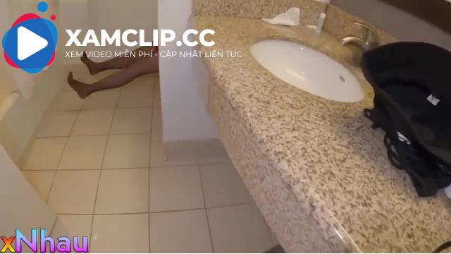Giúp Em Gái Lên Đỉnh Khi Lén Lút Thủ Dâm Trong Toilet