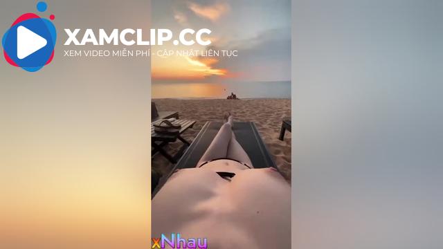 Cởi áo ngực nằm phơi nắng ngoài bãi biển
