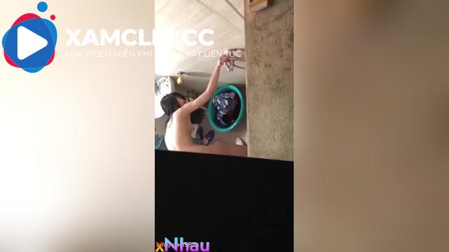 2 em gái về quê nghỉ lễ bị hàng xóm quay lén