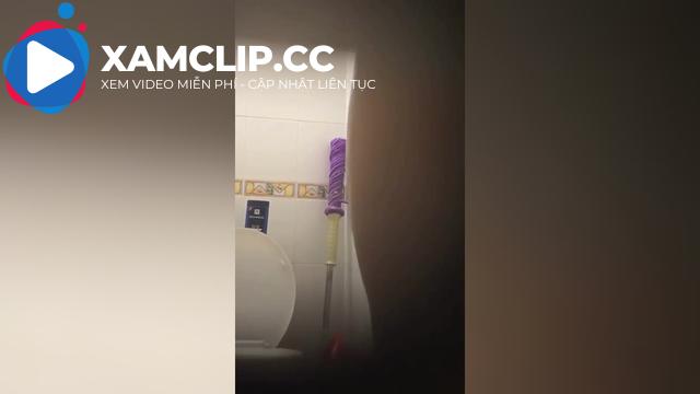 Quay lén chị gái hàng xóm tắm vú bự da trắng cực ngon