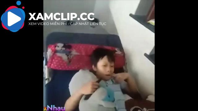 Nhà có mỗi thằng em zai nên thủ dâm cho nó xem