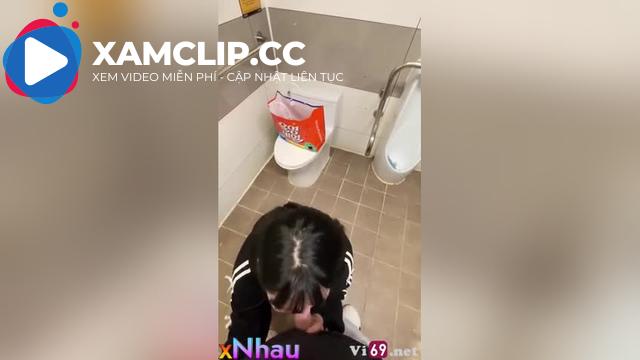 Hai em học sinh C3 Lén lút trong nhà vệ sinh siêu thị, em mút chùn chụt như chết đói