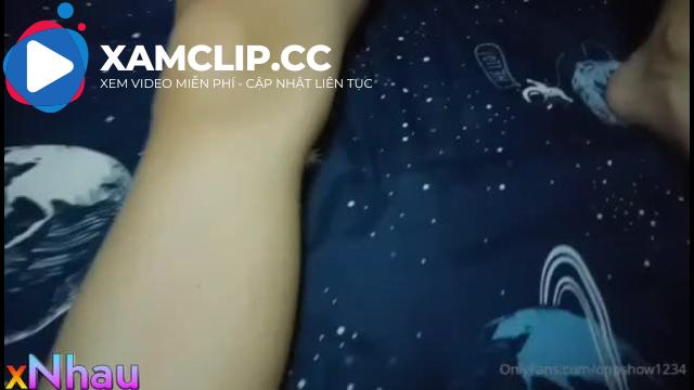 Con em ruột cứ ngủ thế này bảo sao không bị địt cho được