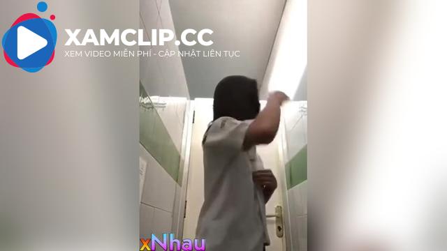 E gái lén lút móc loz trg WC trường bị cô giáo phát hiện p1