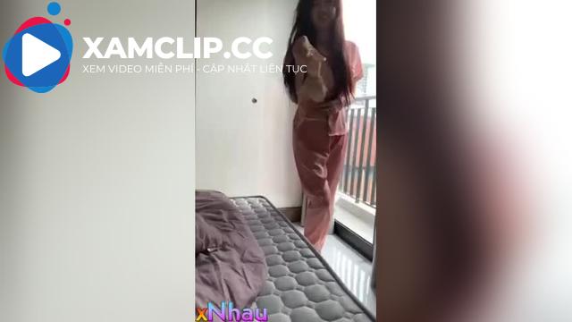 Mới ngủ dậy thì con cj cởi áo lót ra gạ địt full