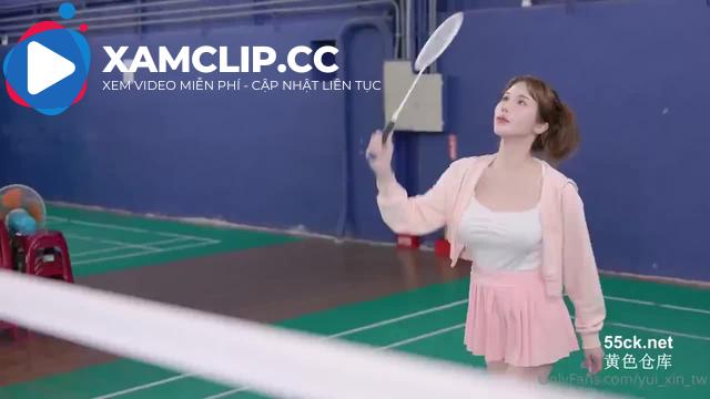 Gạ em đánh cầu lông giao phối vài hiệp trong khi giải lao