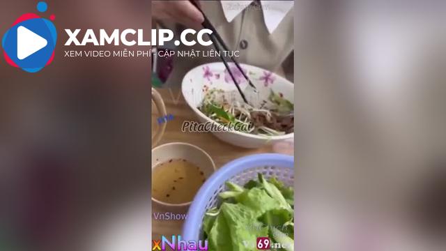 Mới quen e thực tập, Nên dẫn đi ăn bún trộn kích dục, Mang e về phòng lm chục nháy